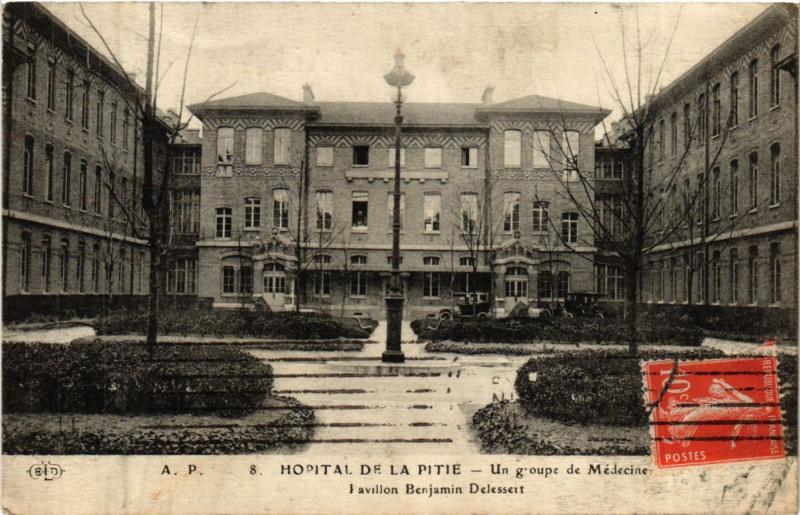 Carte postale ancienne Paris 13e Paris-Hopital de la Pitie-Un groupe de Médecine à Paris 13e