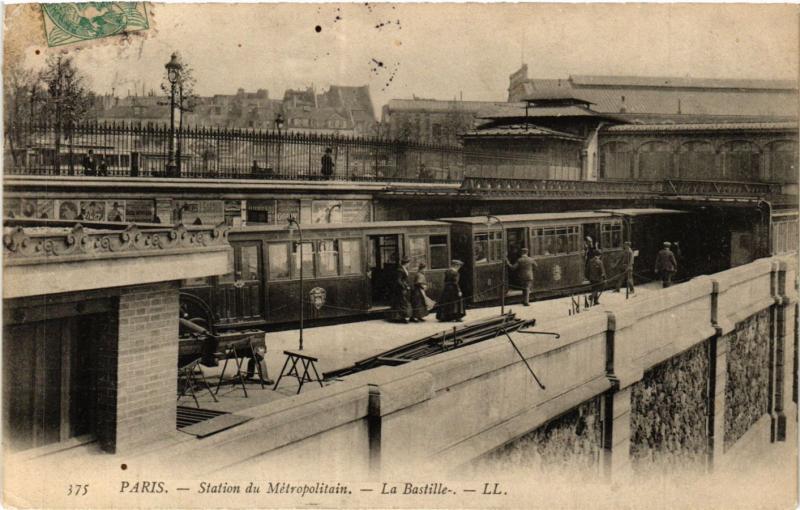 Carte postale ancienne Paris 12e-Station du Métropolitain-La Bastille à Paris 12e