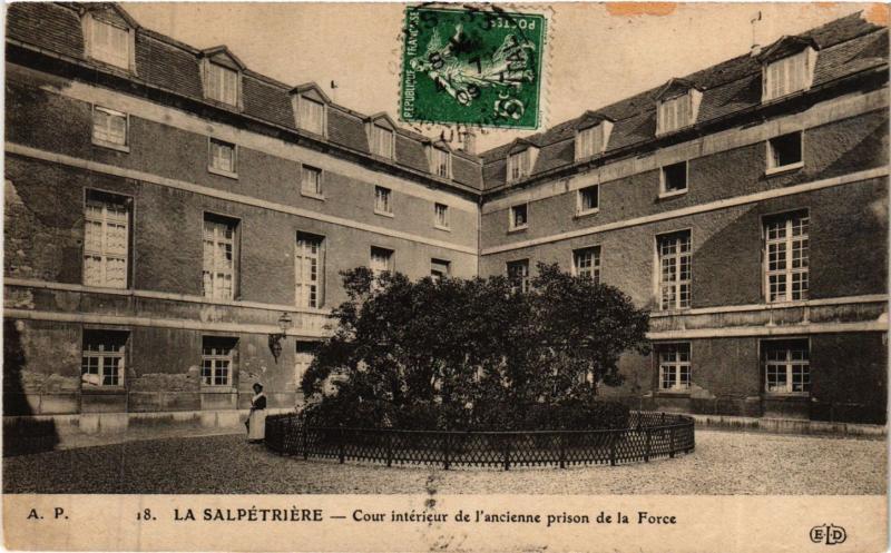 Carte postale ancienne La Salpêtrière - Cour intérieur de l'ancienne prison de la Force à Paris 13e