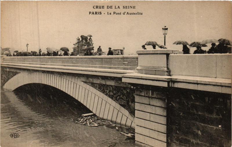 Carte postale ancienne Crue de la Seine - Le Pont d'Austerlitz à Paris 12e