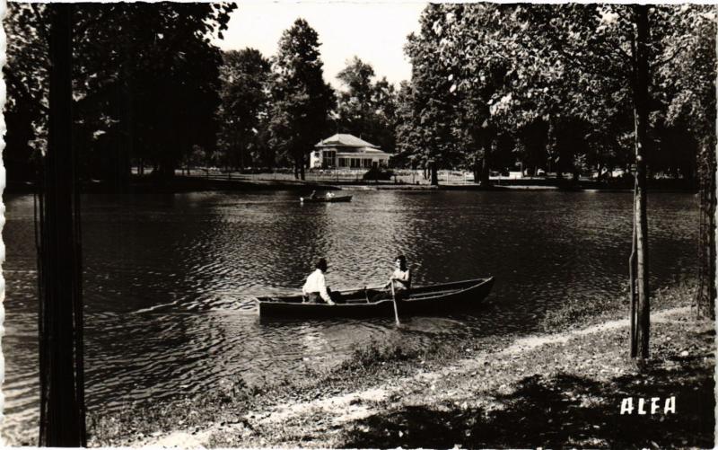 Carte postale ancienne Paris 12e-Bois de Vincennes-Promenade sur le Lac à Paris 12e
