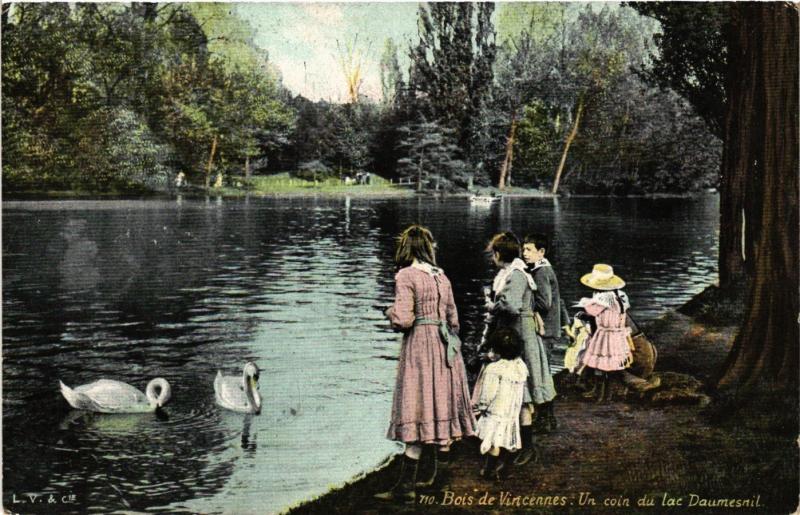Carte postale ancienne Paris 12e-Bois de Vincennes-Un coin du Lac Daumesnil à Paris 12e