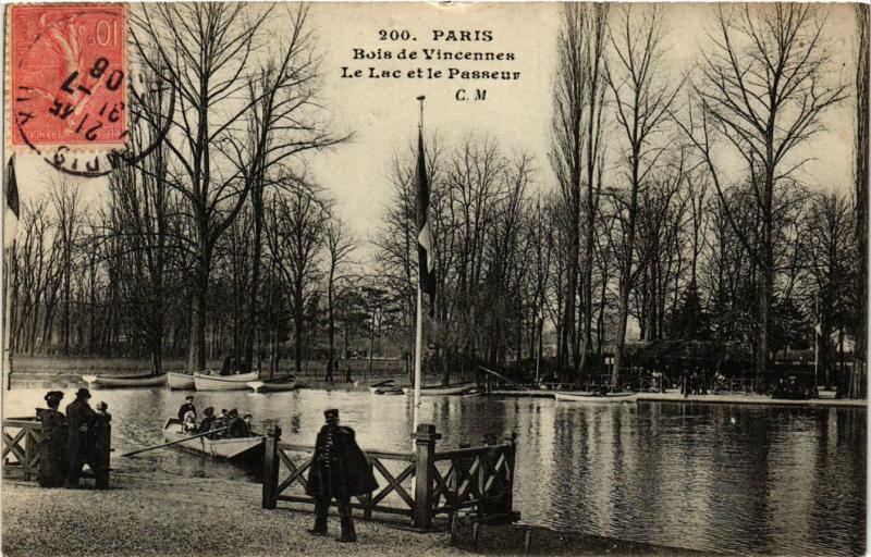 Carte postale ancienne Paris 12e-Bois de Vincennes-Le Lac et la Passeur à Paris 12e