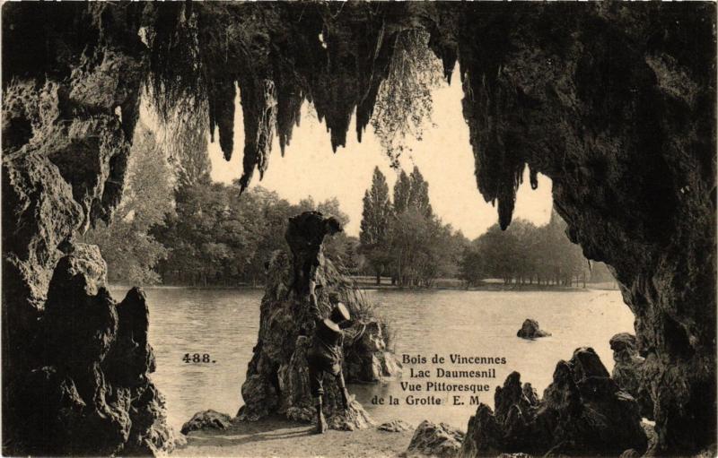 Carte postale ancienne Paris 12e-Bois de Vincennes-Lac Daumesnil-La Grotte à Paris 12e