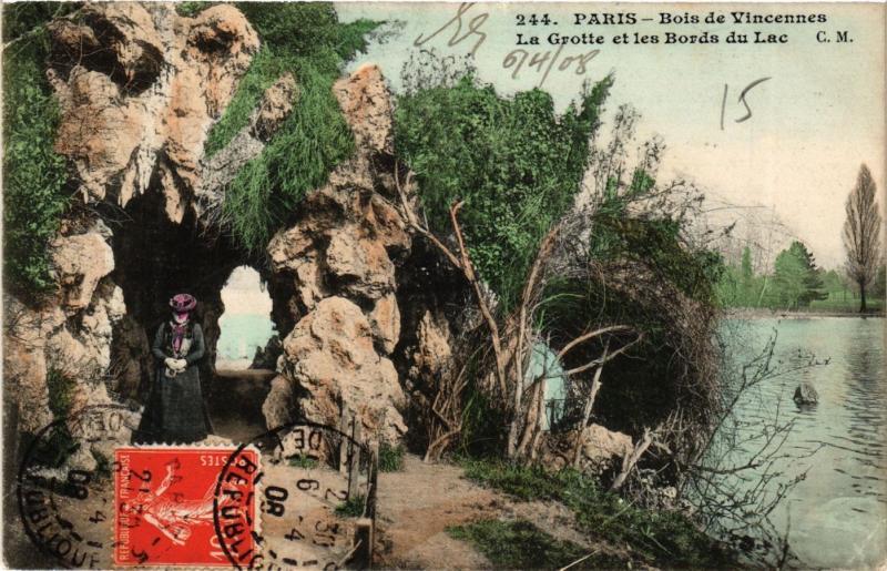 Carte postale ancienne Paris 12e-Bois de Vincennes-La Grotte et les Bords du Lac à Paris 12e