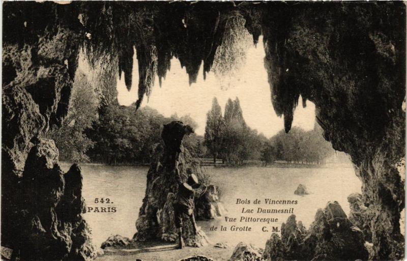 Carte postale ancienne Paris 12e-Bois de Vincennes-La Daumesnil et la Grotte à Paris 12e
