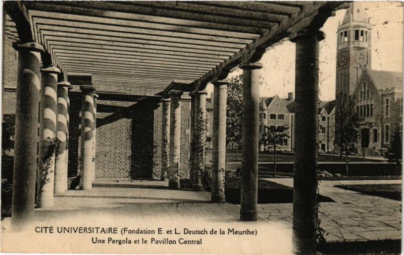 Carte postale ancienne Cité Universitaire - Fondation E et L. Deutsch de la Meurthe - Une Pergola et le Pavillon Central à Paris 14e