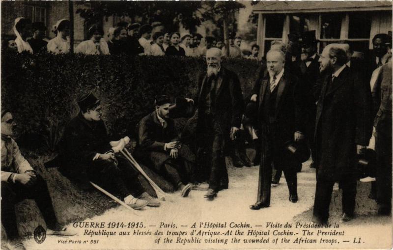 Carte postale ancienne Guerre 1914-1915 - A l'Hôpital Cochin - Visite du Président de la République aux blessés des troupes d'Afrique à Paris 14e