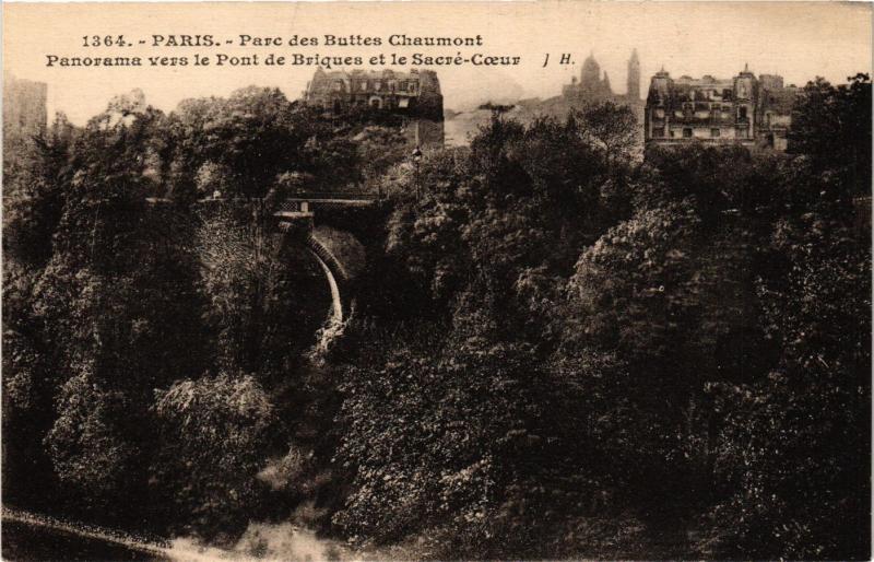 Carte postale ancienne Parc des Buttes Chaumont - Panorama vers le Pont de Briques et le Sacré-Coeur à Paris 19e