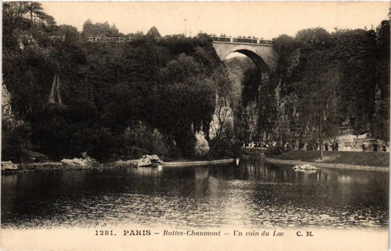 Carte postale ancienne Buttes-Chaumont - Un coin du Lac à Paris 19e