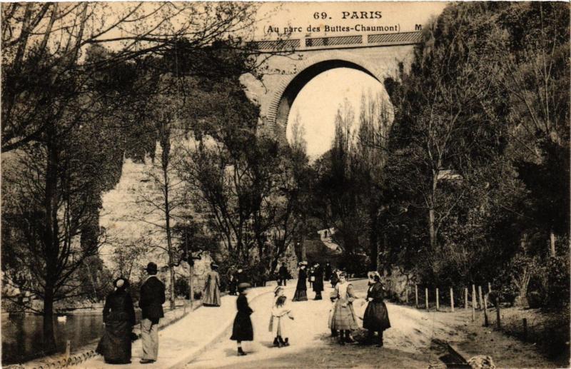 Carte postale ancienne Au parc des Buttes-Chaumont à Paris 19e