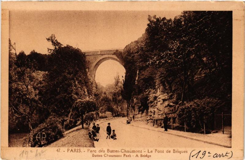 Carte postale ancienne Parc des Buttes-Chaumont - Le Pont de Briques à Paris 19e