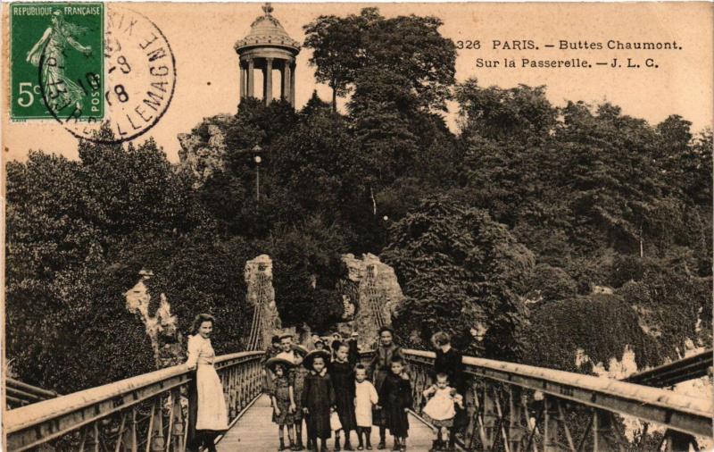 Carte postale ancienne Buttes Chaumont - Sur la Passerelle à Paris 19e