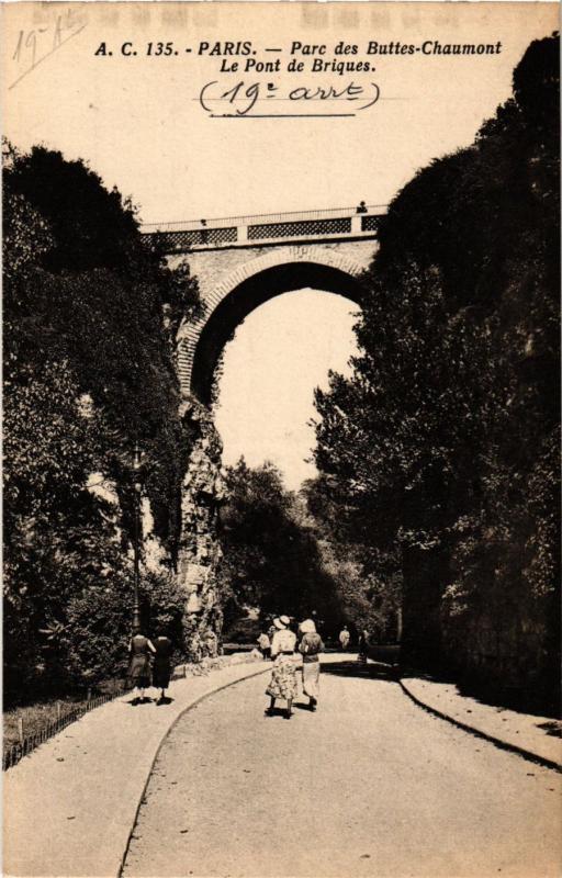 Carte postale ancienne Parc des Buttes-Chaumont - Le Pont de Briques à Paris 19e
