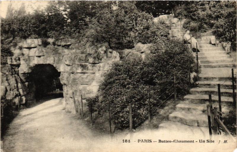 Carte postale ancienne Buttes-Chaumont - Un Site à Paris 19e