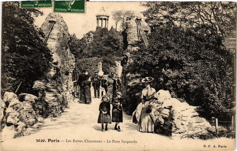 Carte postale ancienne Les Buttes Chaumont - Le Pont Suspendu à Paris 19e