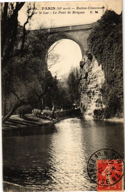 Carte postale ancienne Buttes-Chaumont - Sur le Lac - le Pont de Briques à Paris 19e