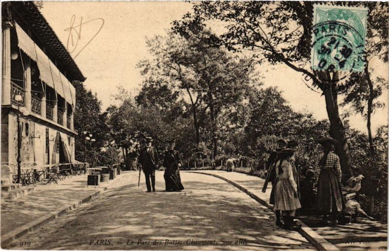 Carte postale ancienne Parc des Buttes-Chaumont, une allée à Paris 19e
