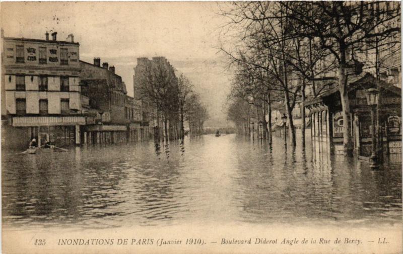 Carte postale ancienne Paris 12e-Boulevard Diderot Angle de la Rue de Bercy à Paris 12e