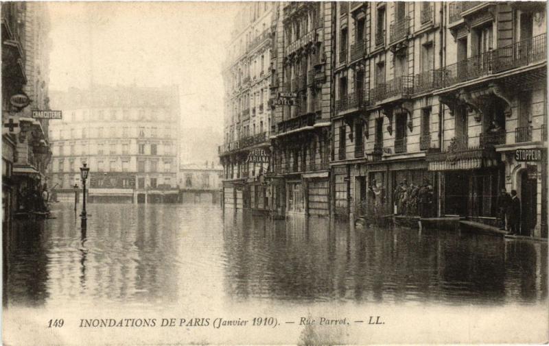 Carte postale ancienne Inondations de Paris (Janvier 1910) - Rue Parrot à Paris 12e