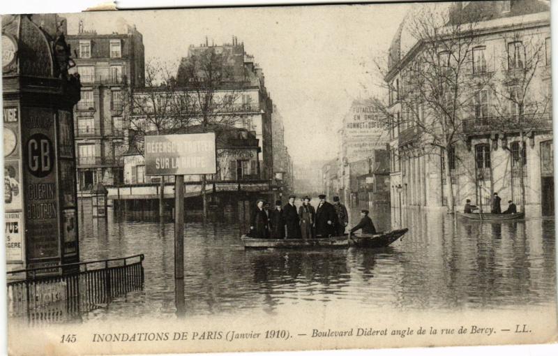 Carte postale ancienne Paris 12e-Boulevard Diderot angle de la rue de Bercy à Paris 12e