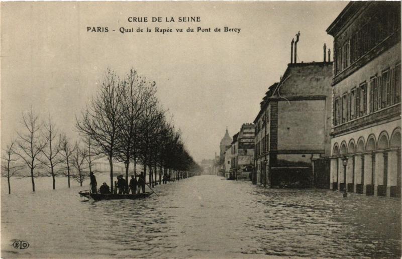 Carte postale ancienne Crue de la Seine - Quai de la Rapée vu du Pont de Bercy à Paris 12e