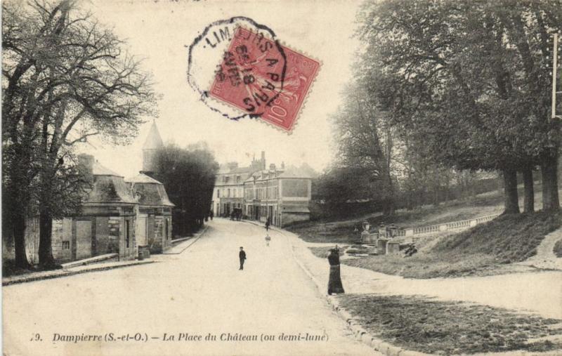 Carte postale ancienne Dampierre-La Place du Chateau
