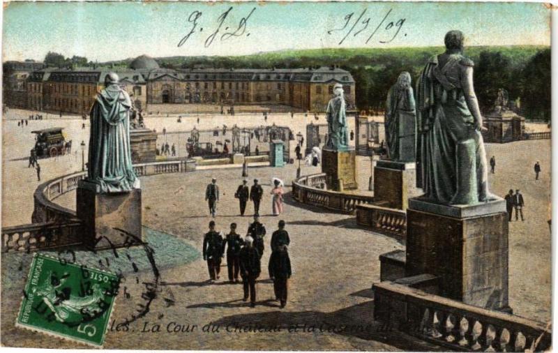 Carte postale ancienne Ed. Aqua Versailles La Cour du Chateau et la Caserne à Versailles