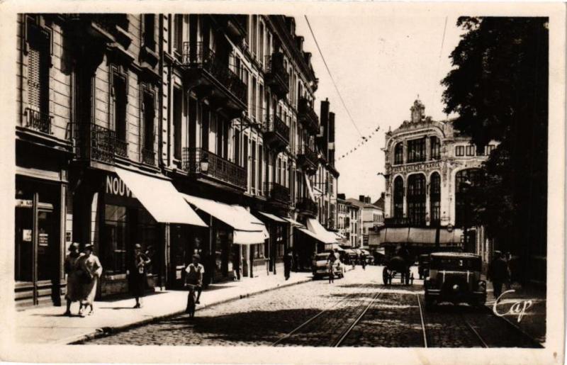 Carte postale ancienne Roanne - Rue Alsace-Lorraine et Magasins des Dames de France à Roanne