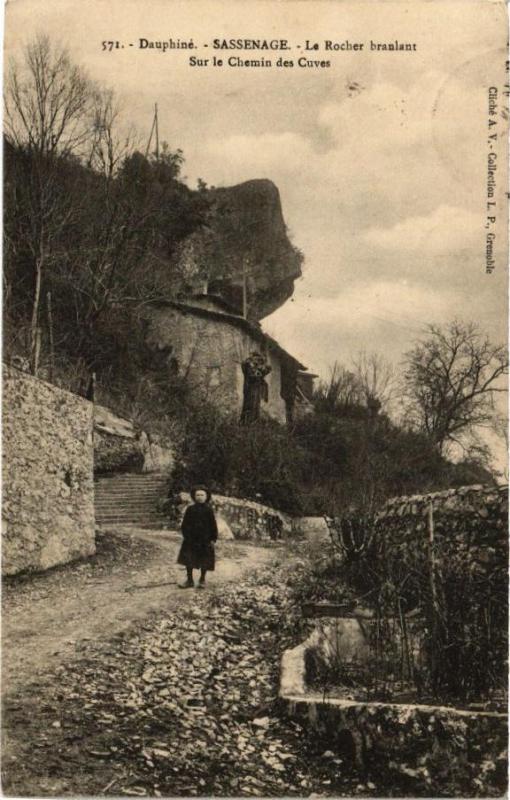 Carte postale ancienne Dauphiné Sassenage La Rocher branlant Sur le Chemin des Cuves à Roche