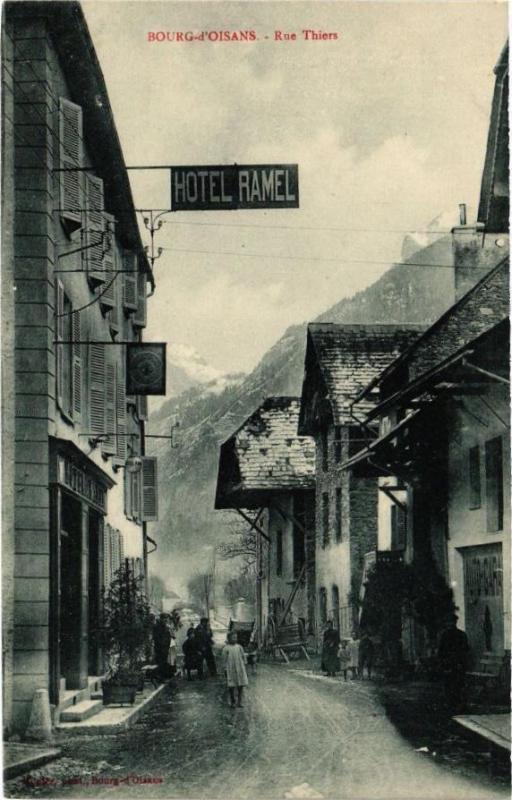 Carte postale ancienne Bourg-d'Oisans - Rue Thiers