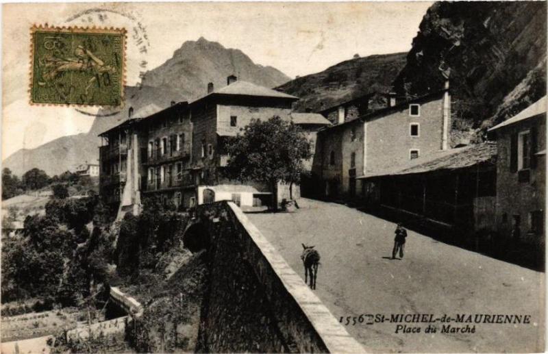 Carte postale ancienne Saint-Michel de Maurienne - Place du Marché à Saint-Michel-de-Maurienne