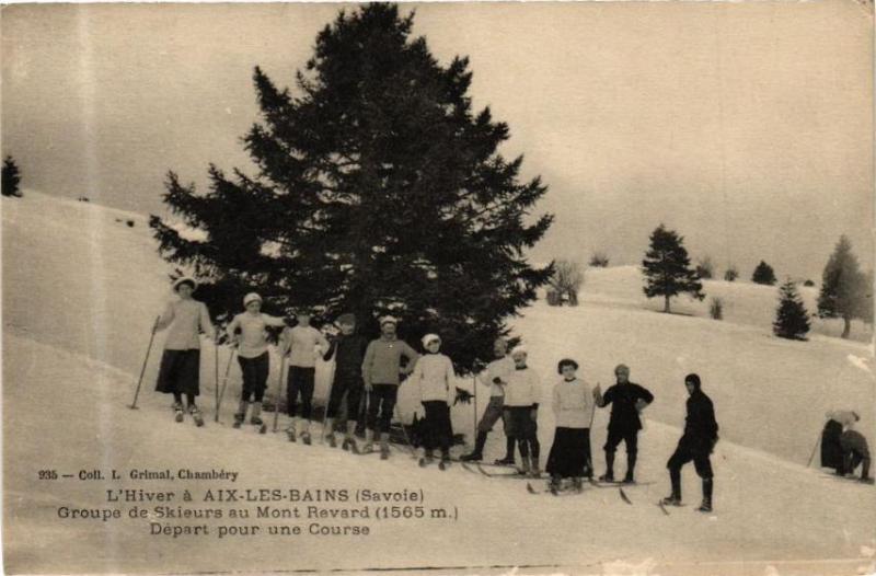 Carte postale ancienne L'Hiver a Aix-les-Bains - Groupe de Skieurs au Mont Revard à Aix-les-Bains