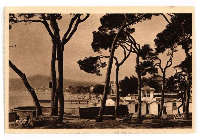 Carte postale ancienne Juan-les-Pins - la plage vue a travers les pins