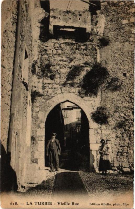 Carte postale ancienne La Turbie - Vieille Rue à La Turbie