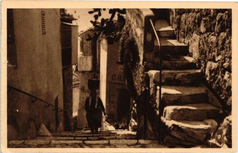 Carte postale ancienne Eze - Une Vieille Rue du Village à Èze