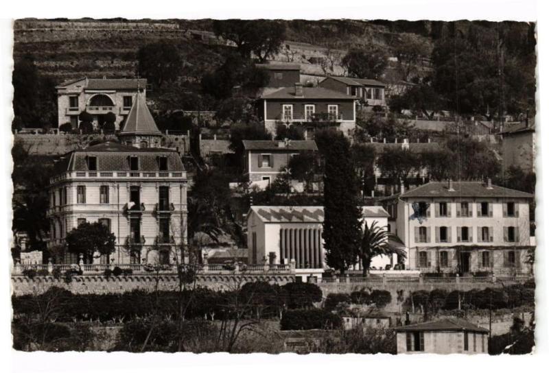 Carte postale ancienne Vence - Vue sur le Foyer Lacordaire et la Chapelle à Vence