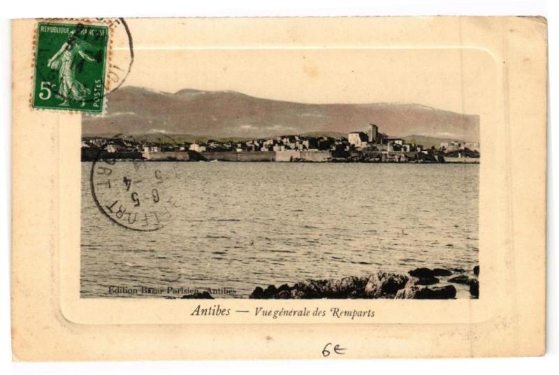 Carte postale ancienne Antibes - Vue générale des Remparts à Antibes