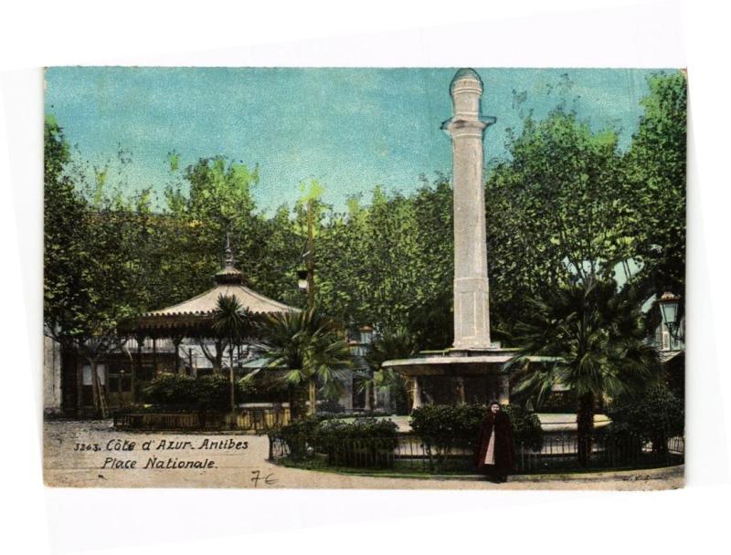 Carte postale ancienne Cote d'Azur , Antibes, Place Nationale à Antibes