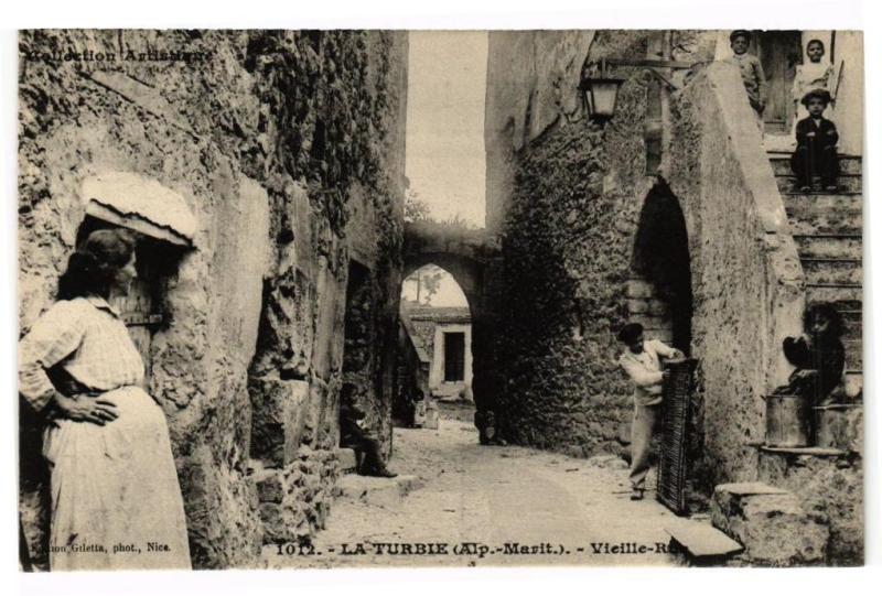 Carte postale ancienne La Turbie - Vieille rue à La Turbie