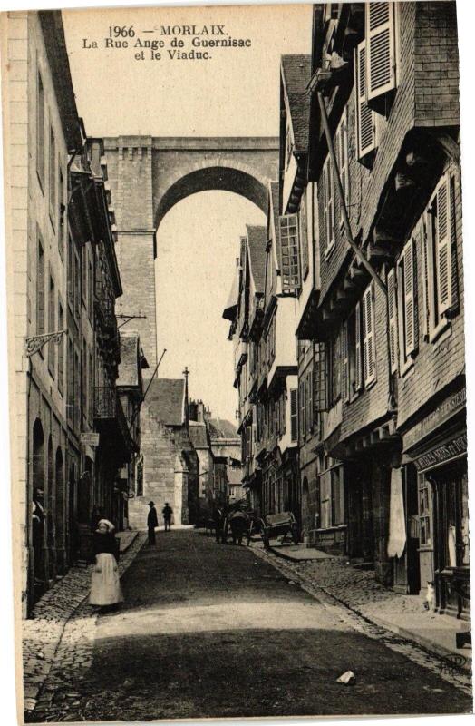 Carte postale ancienne Morlaix - La Rue Ange de Guernisac et le Viaduc à Morlaix