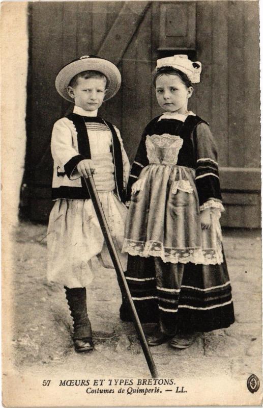 Carte postale ancienne Moeurs et Types Bretons - Costumes de Quimperle à Quimper