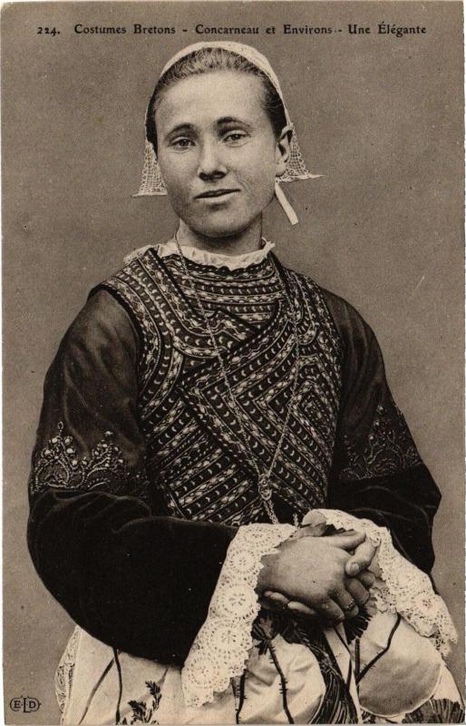 Carte postale ancienne Costumes Bretons - Concarneau et Env. - Une Elégante à Concarneau
