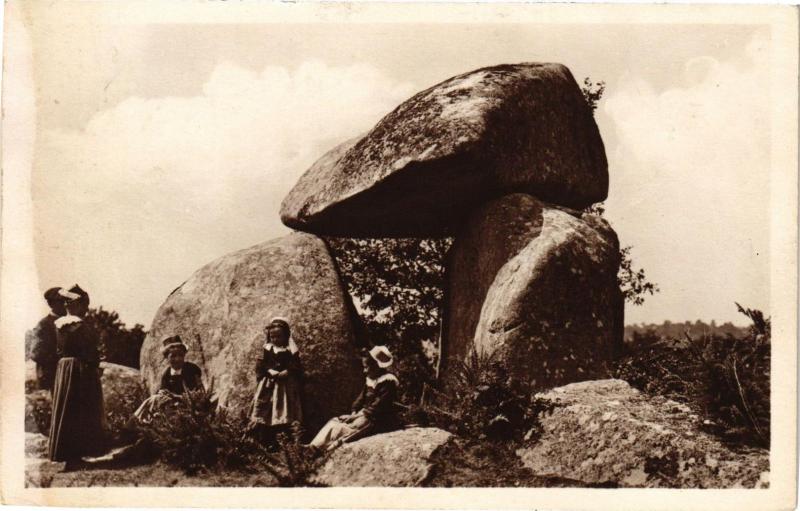 Carte postale ancienne Pont-Aven - Dolmen à Pont-Aven