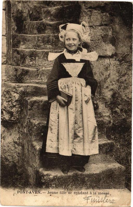 Carte postale ancienne Pont-Aven - Jeune fille se rendant a la messe à Pont-Aven