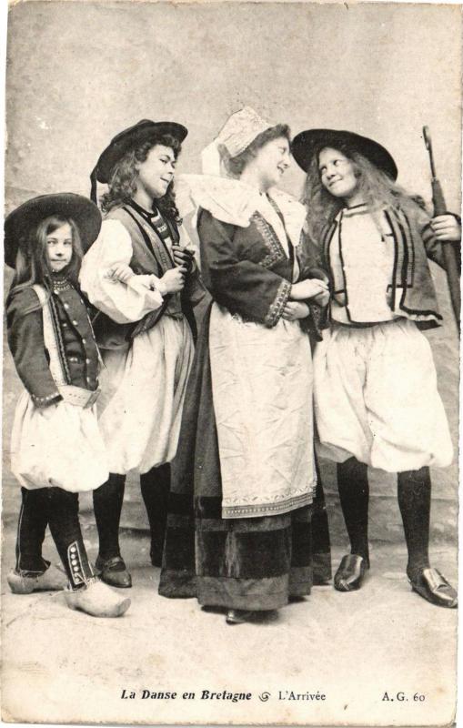 Carte postale ancienne La Danse en Bretagne - L'Arrivée