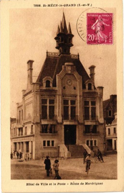 Carte postale ancienne Saint-Méen-le-Grand-Hotel de Ville et la Poste-Route de Merdrignac à Saint-Méen-le-Grand