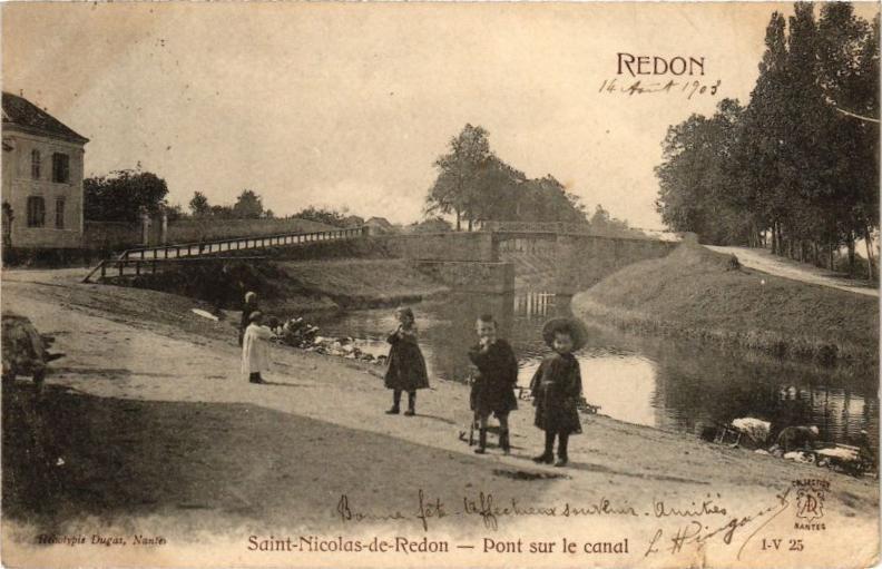 Carte postale ancienne Redon-St Nicolas de Redon-Pont sur le canal à Redon