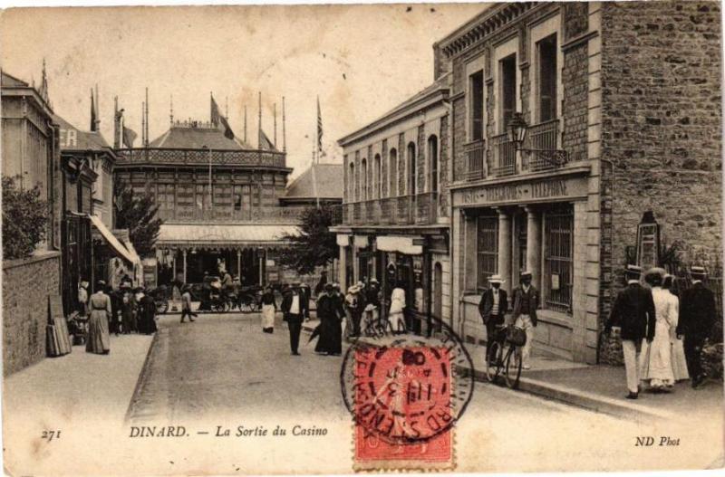 Carte postale ancienne Dinard-La Sortie du Casino à Dinard
