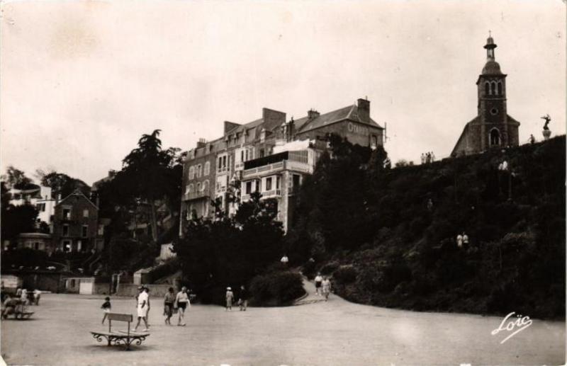 Carte postale ancienne Dinard-Un coin du Prieuré à Dinard